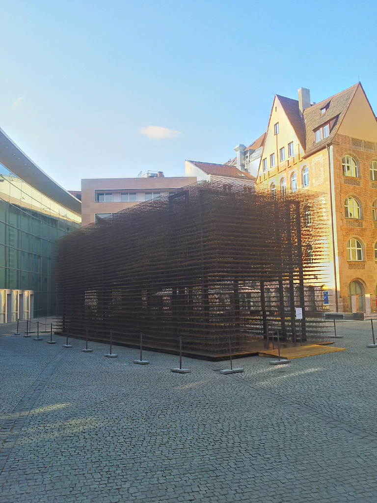 Der Platz vor dem neuen Museum