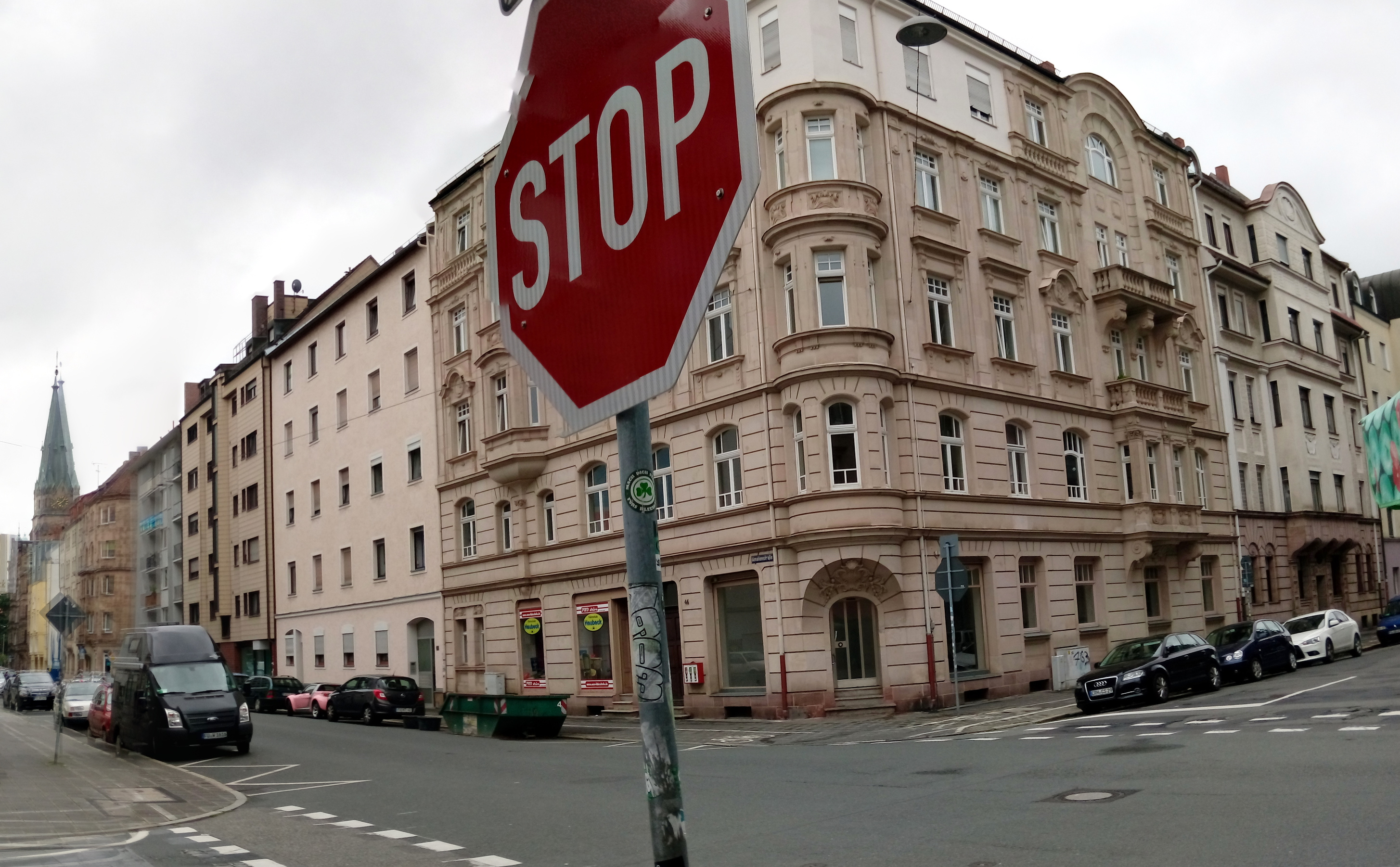Eine Kehrmaschine hinter dem Bahnhof in Fürth