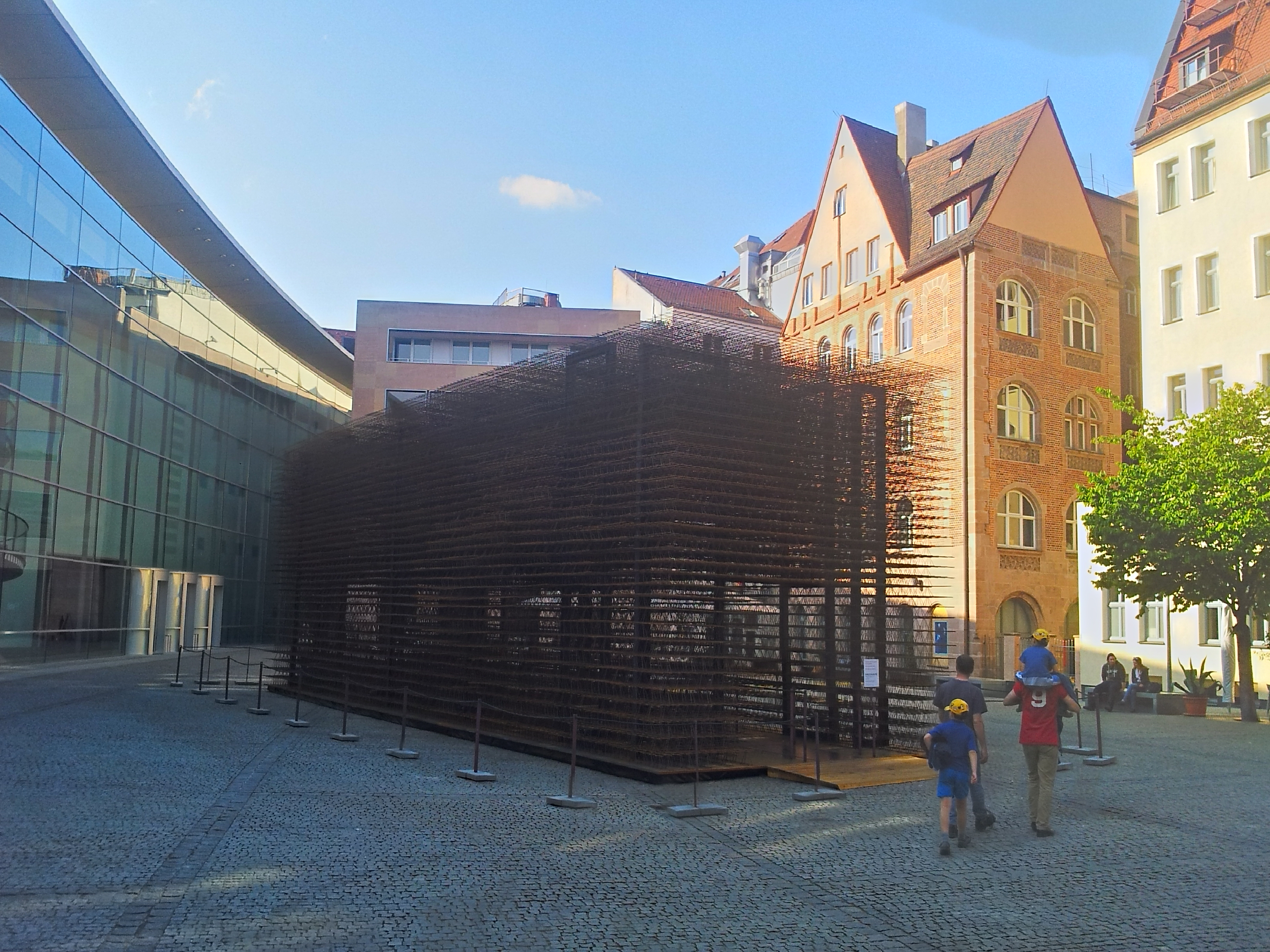 Der Platz vor dem neuen Museum